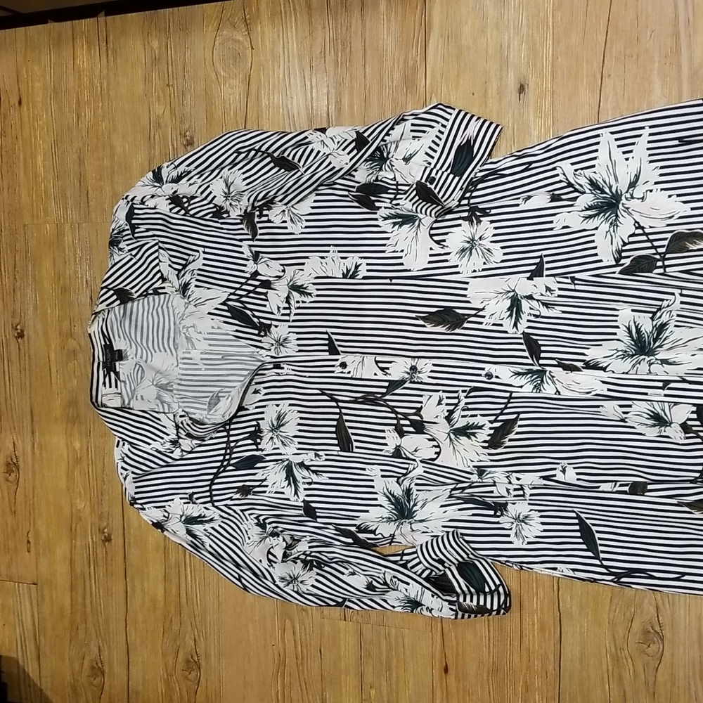 Ann Taylor Black/White w/floral pattern great condition side pockets sz 14